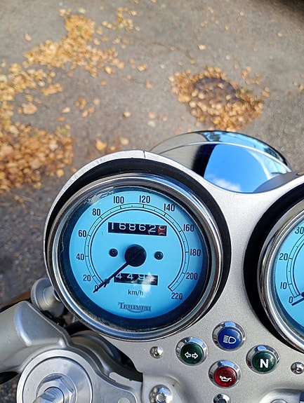 Triumph Motorcycles Thruxton 900 Cafe Racer 9 of 9