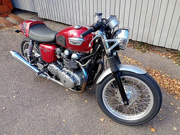 Triumph Motorcycles Thruxton 900 Cafe Racer 2 of 9