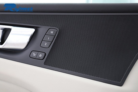 Volvo XC60 10 of 23