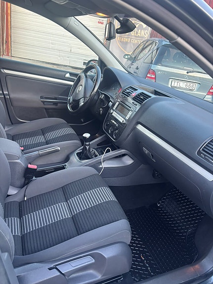 Volkswagen Golf V 2 of 6