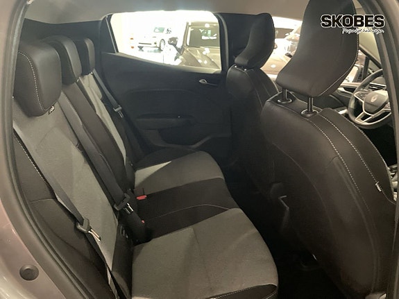 Renault Clio 9 of 16