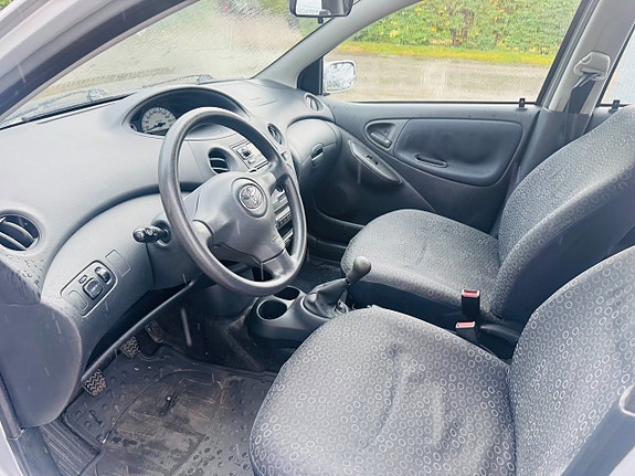 Toyota Yaris 8 of 10