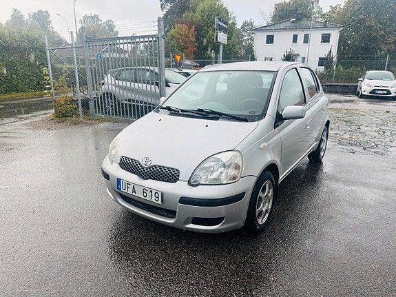 Toyota Yaris 2 of 10