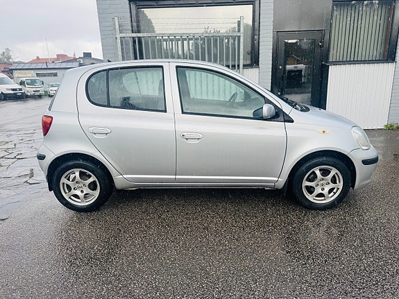 Toyota Yaris 10 of 10