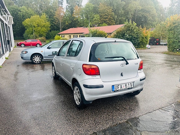 Toyota Yaris 4 of 10