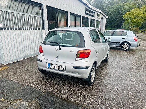 Toyota Yaris 3 of 10