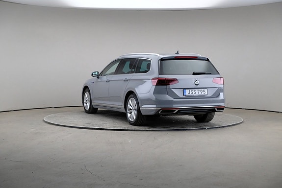 Volkswagen Passat 2 of 28