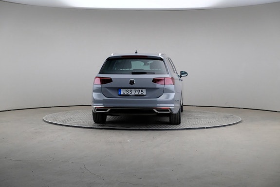 Volkswagen Passat 5 of 28