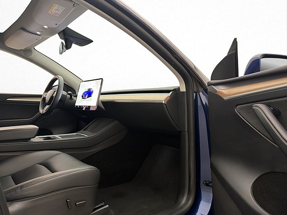 Tesla Model Y 16 of 30