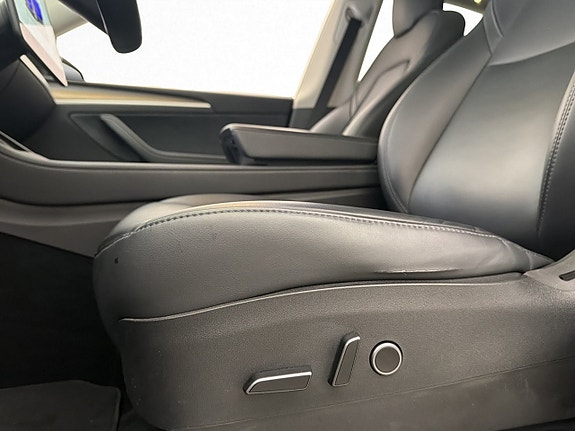 Tesla Model Y 18 of 30