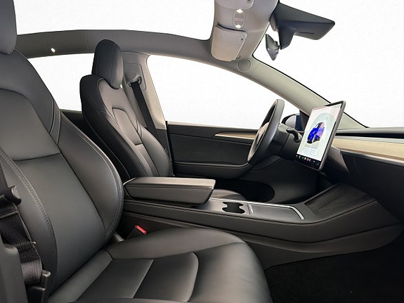 Tesla Model Y 15 of 30