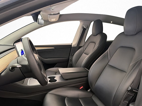 Tesla Model Y 12 of 30