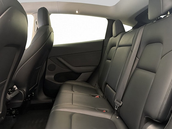 Tesla Model Y 17 of 30