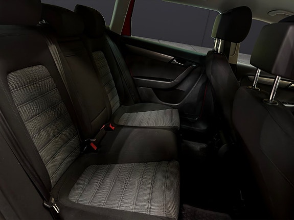 Volkswagen Passat 18 of 29