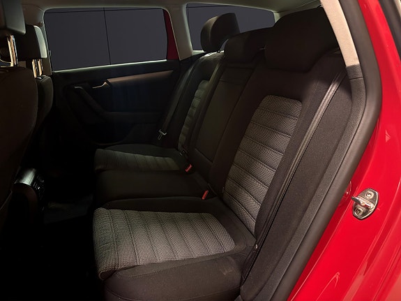 Volkswagen Passat 19 of 29