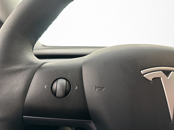Tesla Model Y 20 of 30
