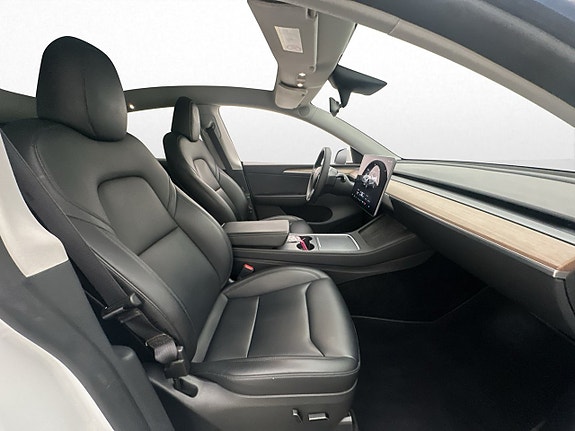 Tesla Model Y 16 of 30