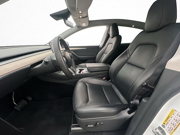 Tesla Model Y 13 of 30