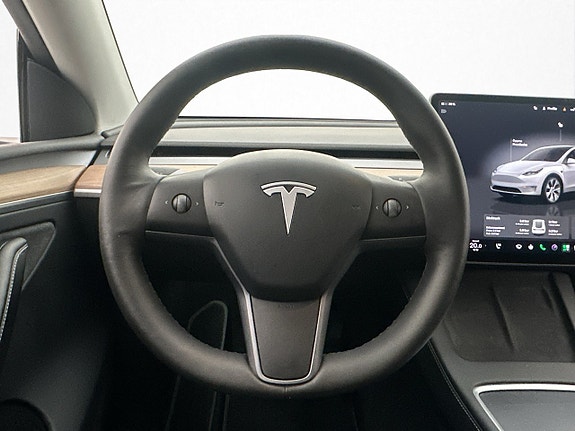 Tesla Model Y 15 of 30