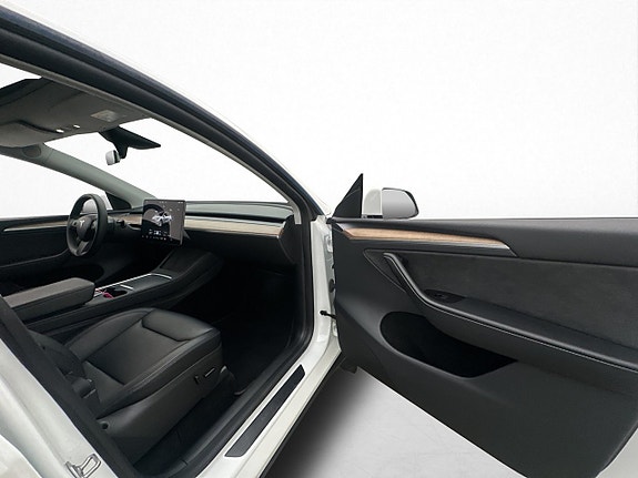 Tesla Model Y 17 of 30