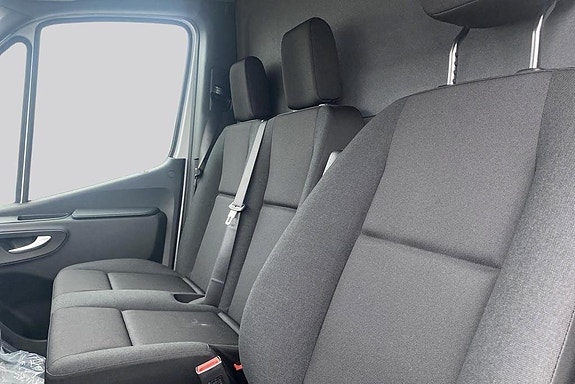 Mercedes-Benz eSprinter 420 13 of 14