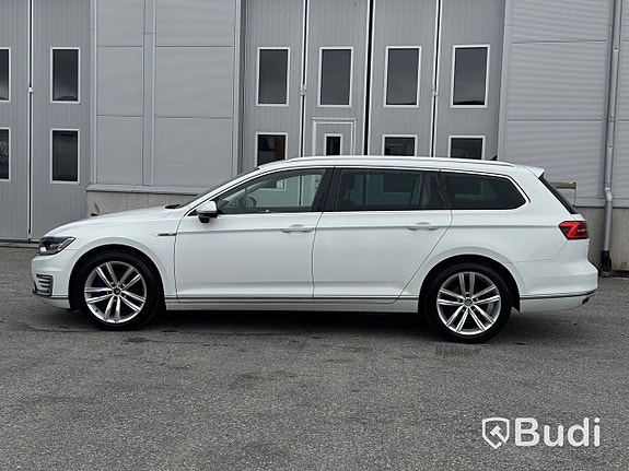 Volkswagen Passat 2 of 27