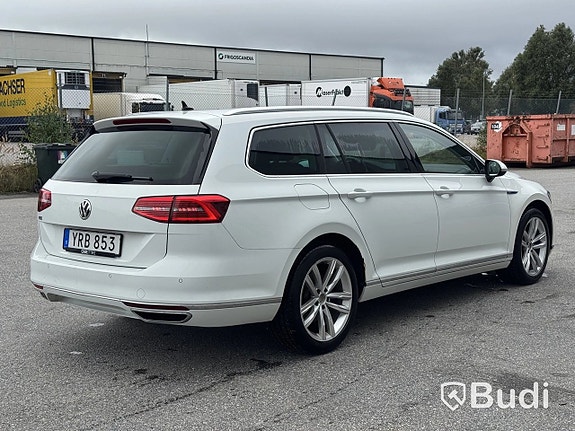 Volkswagen Passat 5 of 27
