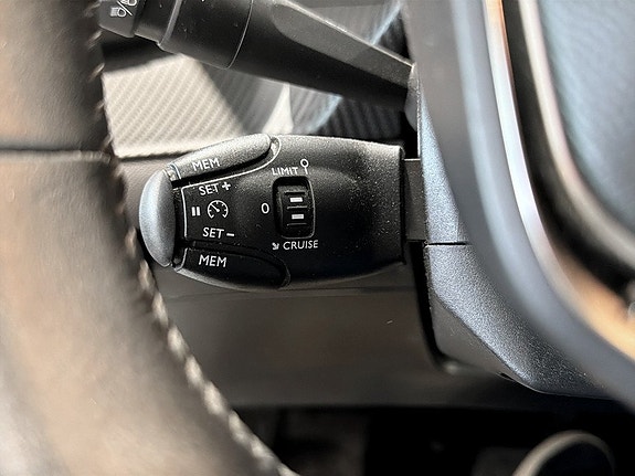 Peugeot e-208 8 of 17