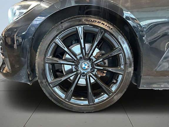 BMW 320i 14 of 18