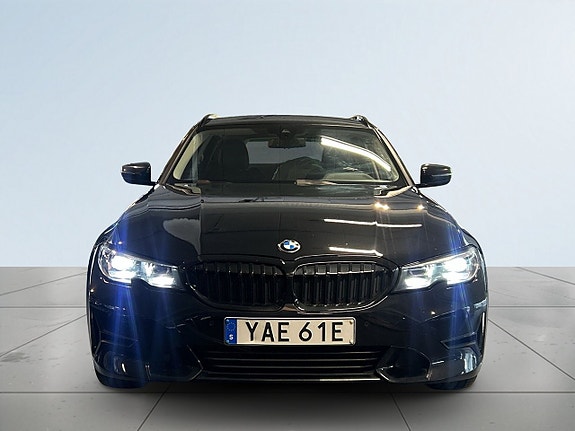 BMW 320i 2 of 18
