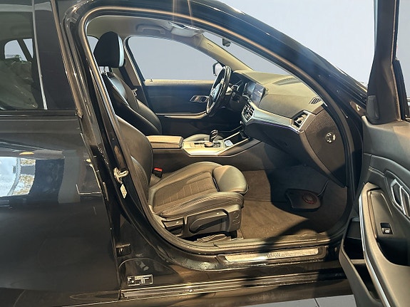 BMW 320i 10 of 18
