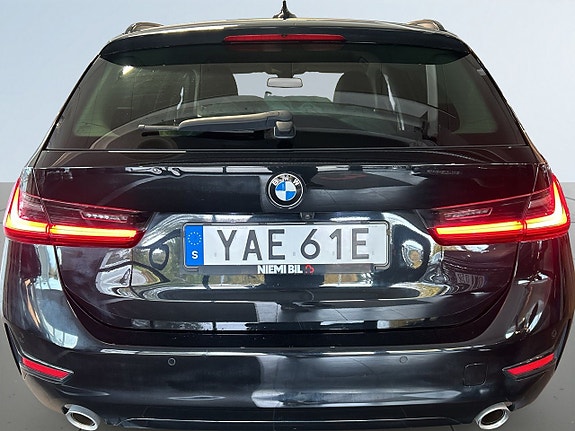 BMW 320i 12 of 18