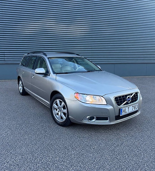 Volvo V70 2 of 12