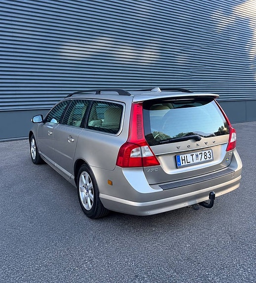 Volvo V70 3 of 12