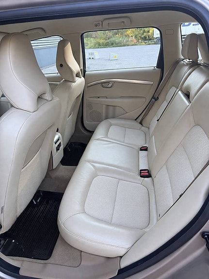 Volvo V70 8 of 12