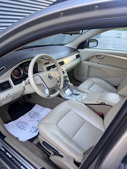 Volvo V70 6 of 12