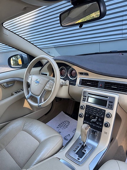 Volvo V70 10 of 12