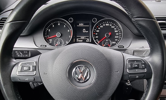 Volkswagen Passat 25 of 27
