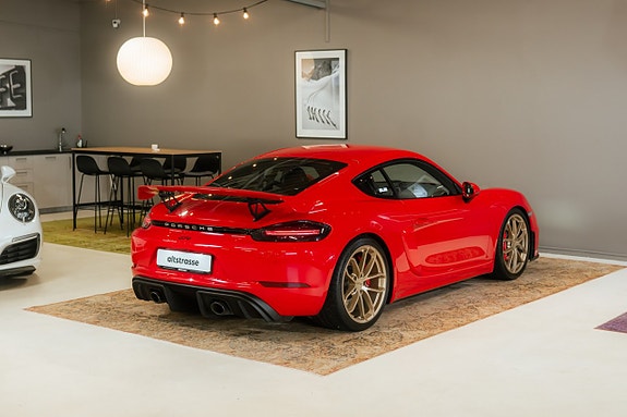 Porsche 718 Cayman GT4 8 of 30