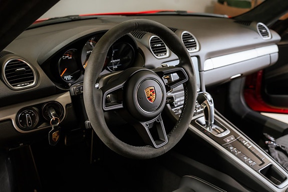 Porsche 718 Cayman GT4 19 of 30