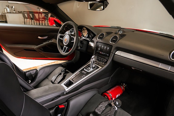 Porsche 718 Cayman GT4 28 of 30