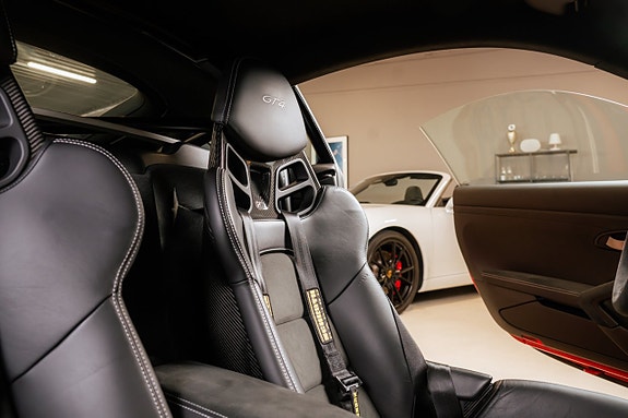 Porsche 718 Cayman GT4 16 of 30