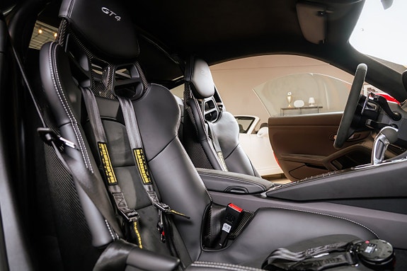 Porsche 718 Cayman GT4 13 of 30