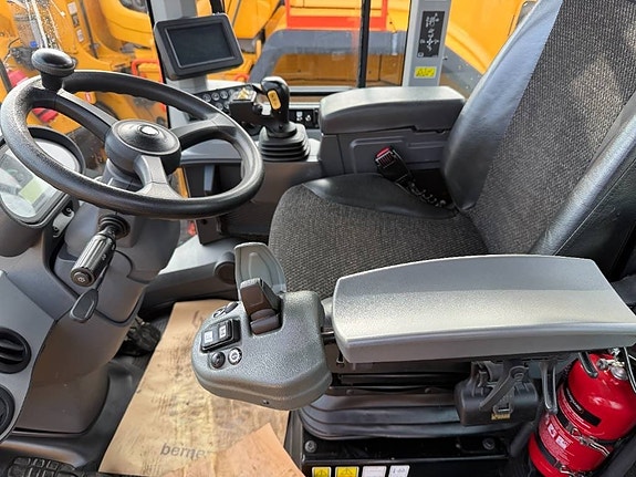 CAT 926M 5 of 14