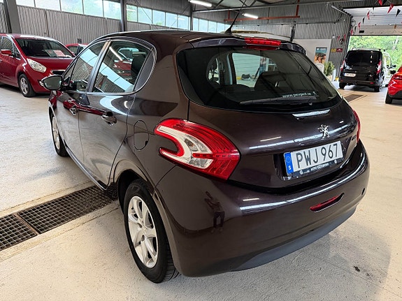 Peugeot 208 3 of 14