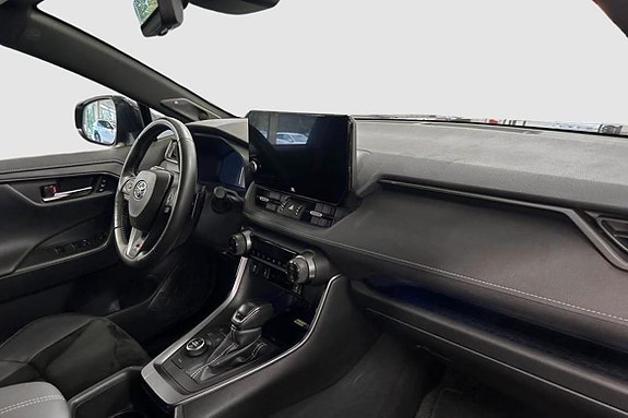 Toyota RAV4 7 of 12