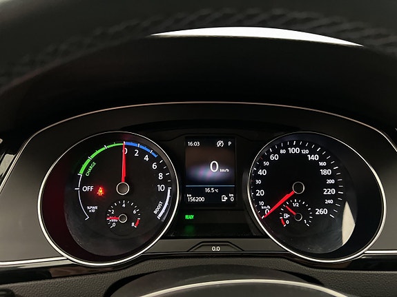 Volkswagen Passat 18 of 30