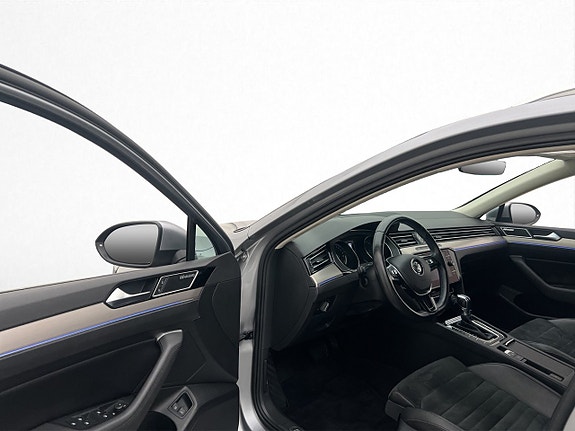 Volkswagen Passat 11 of 30