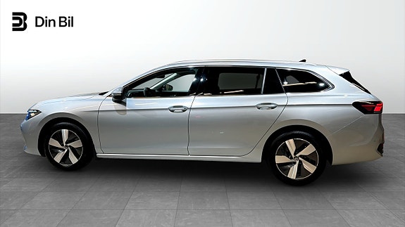 Volkswagen Passat 2 of 22