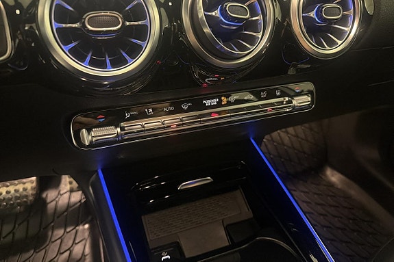 Mercedes-Benz GLA250 16 of 24